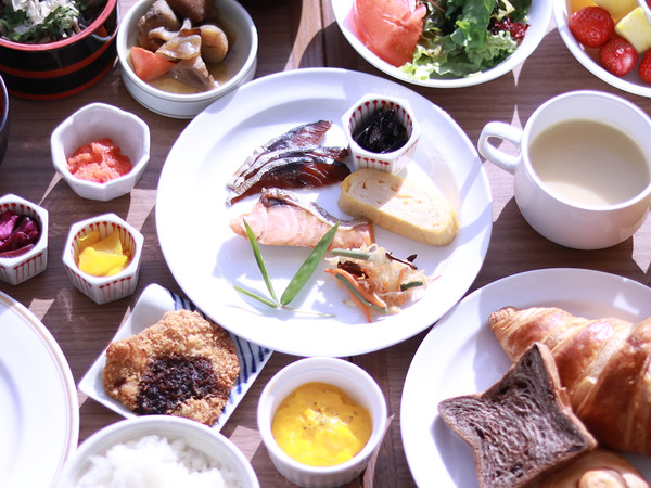 何から食べようか迷うほどの朝食