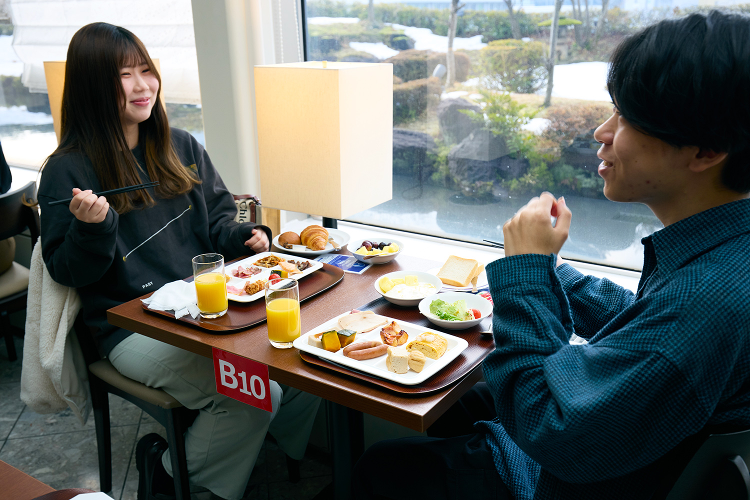 庭園を見ながらの朝食